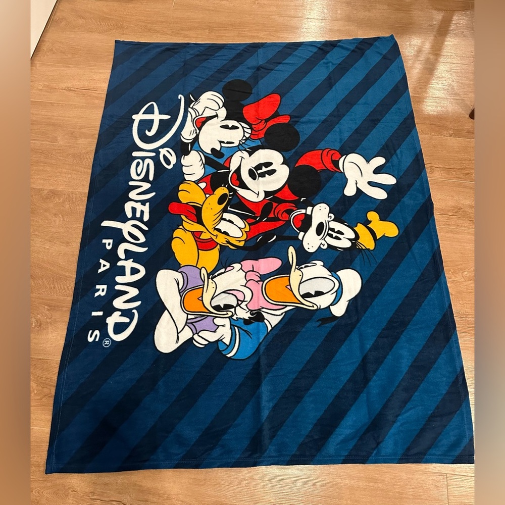 NWT Mickey & Friends Disneyland Paris Fleece Blanket